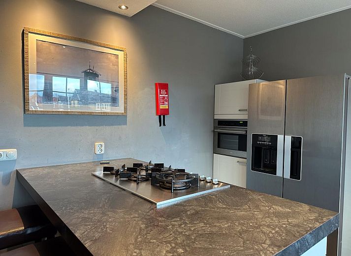 Gemuetliches Wohnzimmer des Waddenhuis in Westerland, Wattenkueste, mit bequemen Sofas und viel Licht.