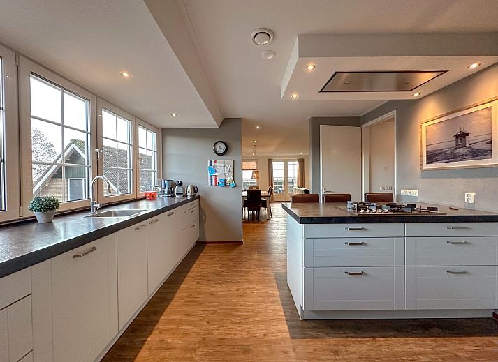 Gemuetliche Sitzecke im Ferienhaus Wadden House, Westerland, mit stilvoller Einrichtung und warmen Farben.