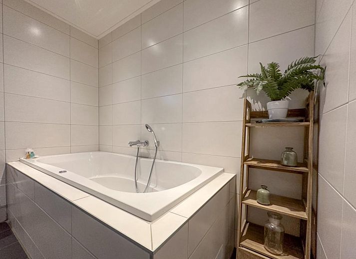 Geraeumiges Esszimmer im Waddenhuis, Westerland, ideal fuer Familienessen an der Wattenkueste.