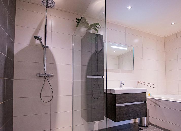 Geraeumiges Esszimmer im Waddenhuis, Westerland, ideal fuer Familienessen an der Wattenkueste.