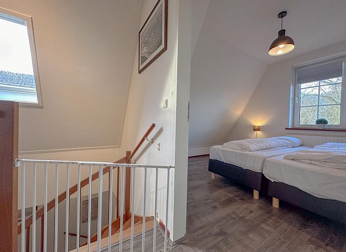 Detail des Wohnzimmers im Wattenhaus, Westerland, mit dekorativen Elementen und modernem Stil.