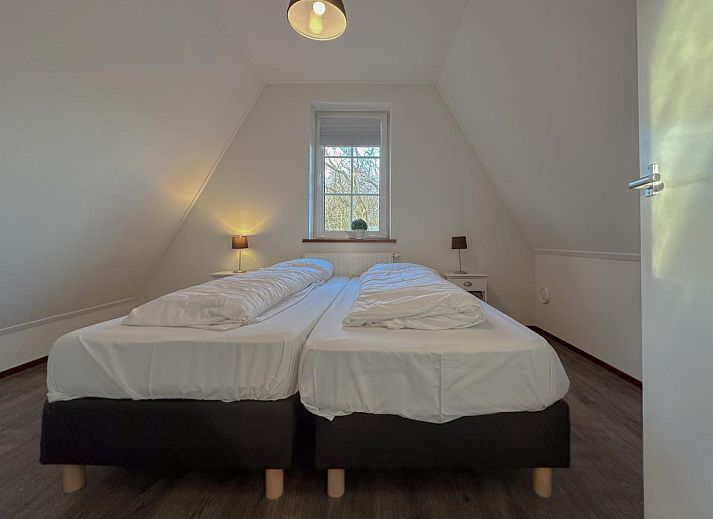 Detail des Wohnzimmers im Wattenhaus, Westerland, mit dekorativen Elementen und modernem Stil.