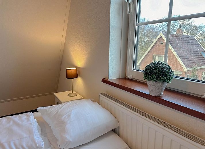 Detail des Wohnzimmers im Wattenhaus, Westerland, mit dekorativen Elementen und modernem Stil.