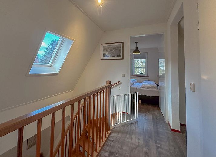 Detail des Wohnzimmers im Wattenhaus, Westerland, mit dekorativen Elementen und modernem Stil.