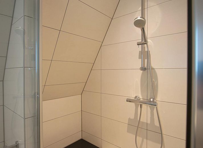 Essbereich des Ferienhauses Wadden House in Westerland mit stilvoller Beleuchtung und Holztisch.