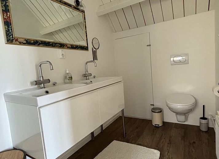 Helles Wohnzimmer in Cottage in Anna Paulowna, Ferienhaus in Nordholland, mit gemuetlicher Sitzecke.