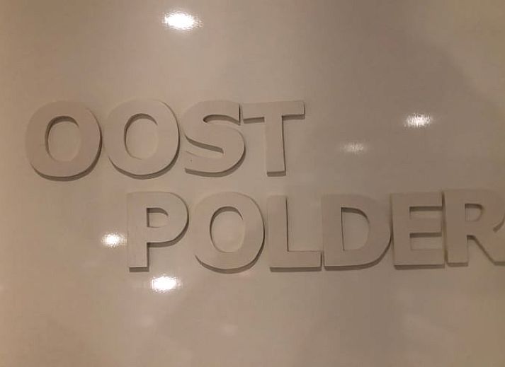 Gemuetliches Wohnzimmer im Ferienhaus in Anna Paulowna, Nordholland mit bequemer Sitzecke und Gartenblick.