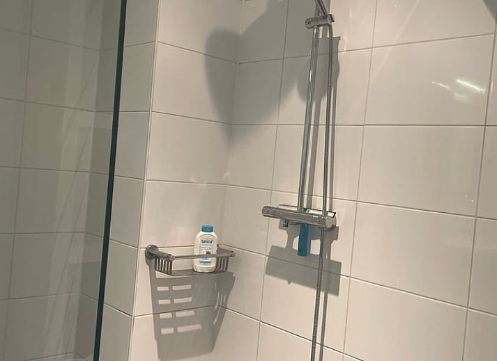 Gemuetliches Wohnzimmer im Ferienhaus in Anna Paulowna, Nordholland mit bequemer Sitzecke und Gartenblick.