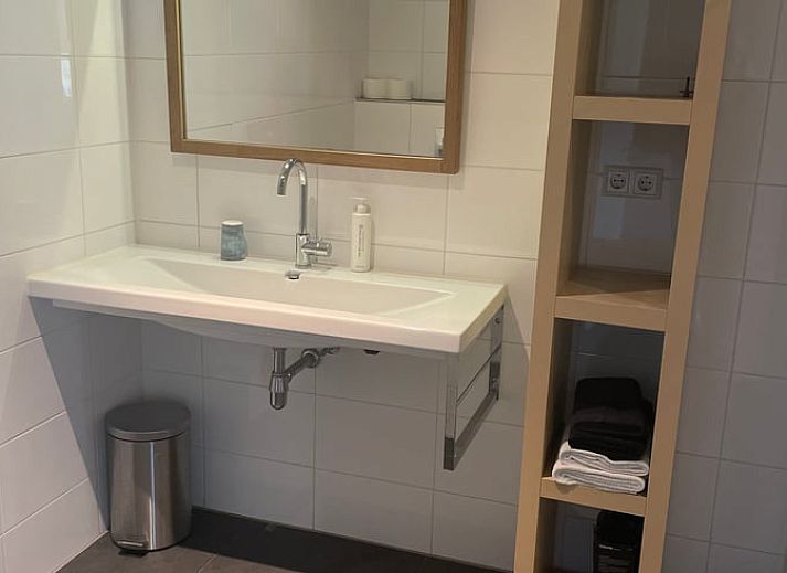 Moderne Kueche in Ferienhaus in Anna Paulowna, Wattenkueste mit glatten weissen Schraenken und allen notwendigen Geraeten.