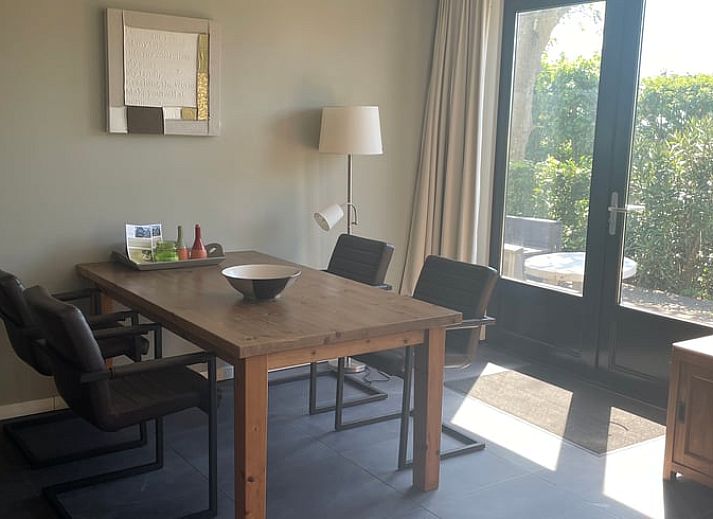 Moderne Kueche in Ferienhaus in Anna Paulowna, Wattenkueste mit glatten weissen Schraenken und allen notwendigen Geraeten.