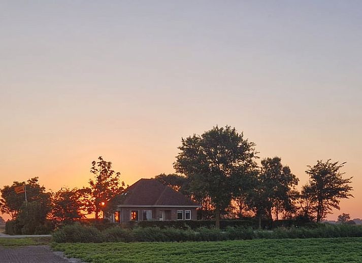 Vakantiehuis in Anna Paulowna, Waddenkust, Noord-Holland, omgeven door weidse natuur en blauwe luchten.