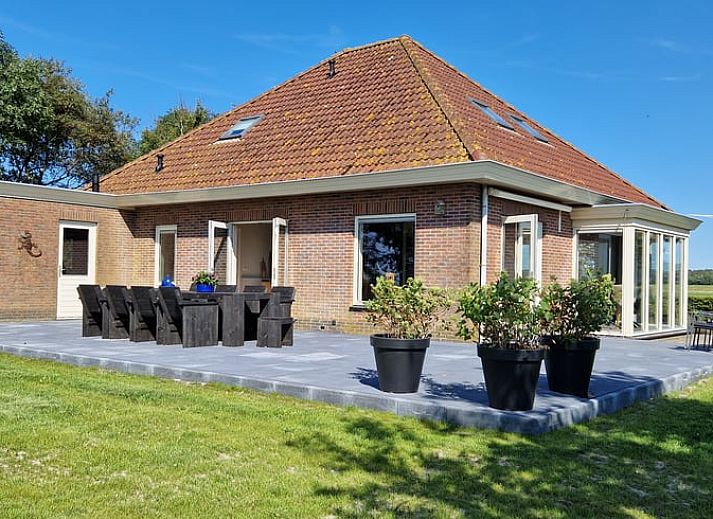 Vakantiehuis in Anna Paulowna, Waddenkust, Noord-Holland, omgeven door weidse natuur en blauwe luchten.