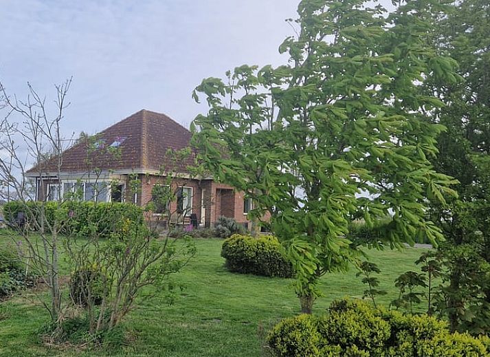 Vakantiehuis in Anna Paulowna, Waddenkust, Noord-Holland, omgeven door weidse natuur en blauwe luchten.