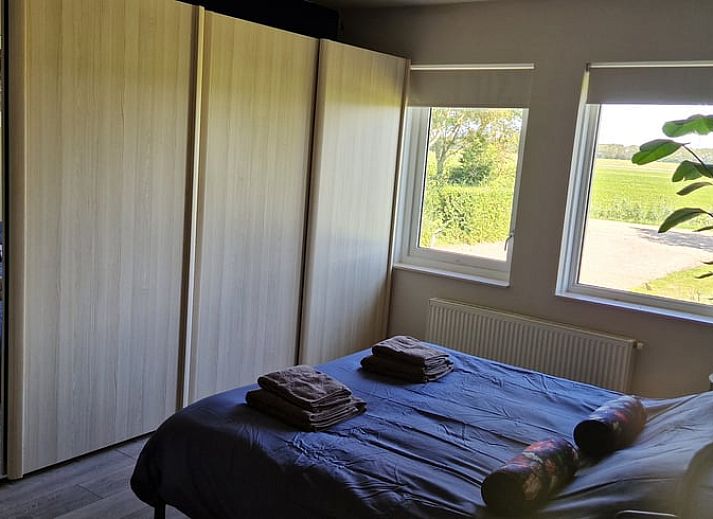 Vakantiehuis in Anna Paulowna, Waddenkust, Noord-Holland, bij zonsondergang met sfeervolle verlichting.