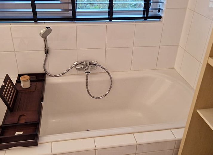 Vakantiehuis in Anna Paulowna, Waddenkust, Noord-Holland, bij zonsondergang met sfeervolle verlichting.