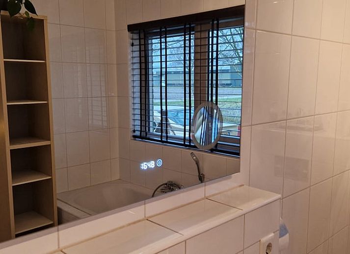 Vakantiehuis in Anna Paulowna, Waddenkust, Noord-Holland, bij zonsondergang met sfeervolle verlichting.