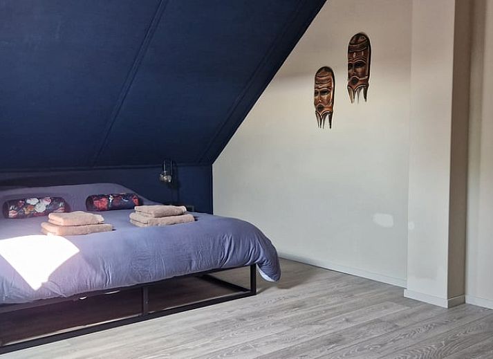 Vakantiehuis in Anna Paulowna, Waddenkust, Noord-Holland, bij zonsondergang met sfeervolle verlichting.