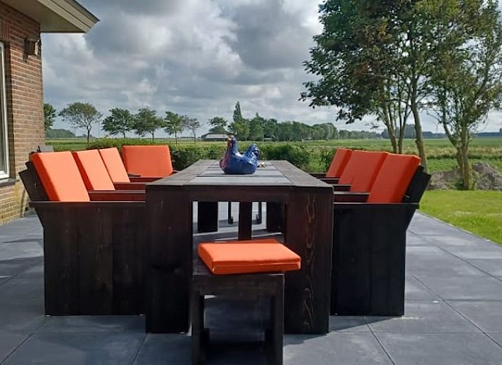 Uitzicht op de velden bij zonsondergang vanuit Vakantiehuis in Anna Paulowna, Waddenkust, Noord-Holland.