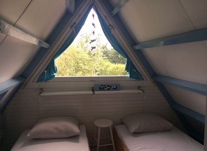 Gezellig terras van strandhuis Sandepark 31 in Callantsoog, Noordzeekust, Noord-Holland, met parasol en tuinmeubilair.