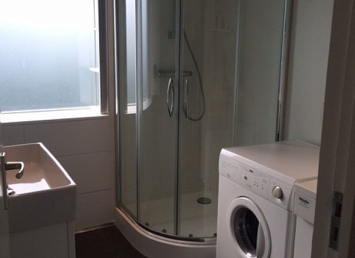 Vakantiehuis Sandepark 31 aan de Noordzeekust in Callantsoog, omringd door groen met een uitnodigend terras.