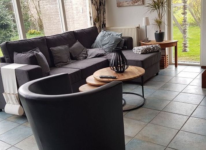 Das Ferienhaus Maike in Sint Maarten, Nordholland, bietet einen charmanten Aussenbereich mit gruener Umgebung und traditioneller Architektur.