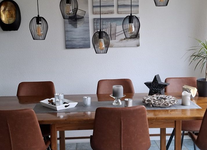 Das Ferienhaus Maike in Sint Maarten, Nordholland, bietet einen charmanten Aussenbereich mit gruener Umgebung und traditioneller Architektur.