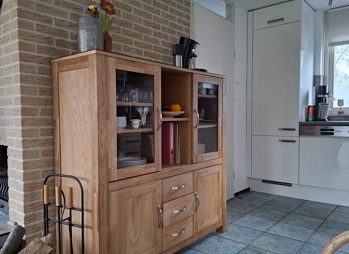 Das Ferienhaus Maike in Sint Maarten, Nordholland, bietet einen charmanten Aussenbereich mit gruener Umgebung und traditioneller Architektur.