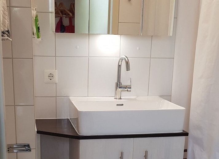 Geniessen Sie die sonnige Terrasse im Ferienhaus Maike, einem gemuetlichen Ferienhaus an der Nordseekueste in Nordholland.