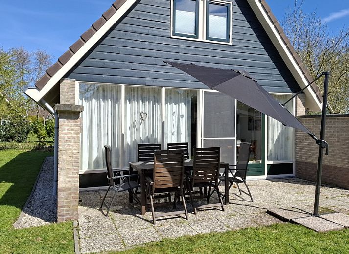 Gemuetliches Wohnzimmer des Ferienhauses Maike in Sint Maarten mit moderner Einrichtung und Gartenblick.