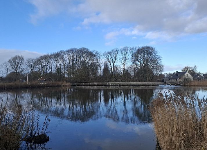 Gemuetliches Wohnzimmer des Ferienhauses Maike in Sint Maarten mit moderner Einrichtung und Gartenblick.