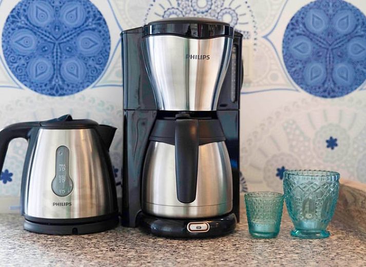 Gezellige binnenruimte van Huisje in Oudesluis, vakantiehuis in Noord-Holland met comfortabele zithoek en eethoek.