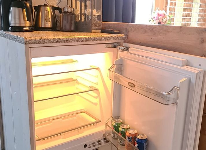 Gezellige binnenruimte van Huisje in Oudesluis, vakantiehuis in Noord-Holland met comfortabele zithoek en eethoek.