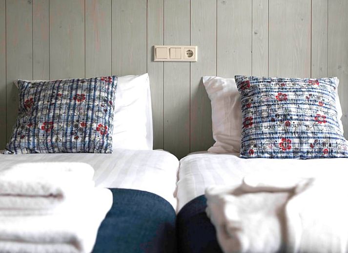 Gezellige binnenruimte van Huisje in Oudesluis, vakantiehuis in Noord-Holland met comfortabele zithoek en eethoek.