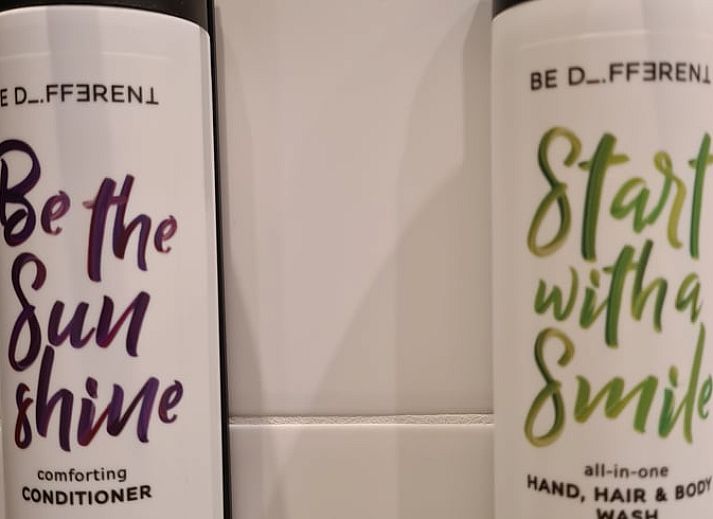 Open keuken en slaapgedeelte in Huisje in Oudesluis, vakantiehuis in Noord-Holland met landelijke inrichting.