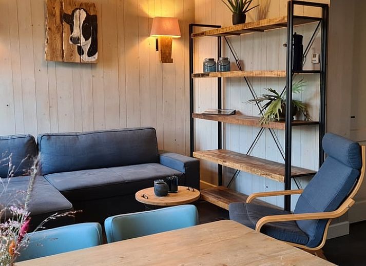 Open keuken en slaapgedeelte in Huisje in Oudesluis, vakantiehuis in Noord-Holland met landelijke inrichting.