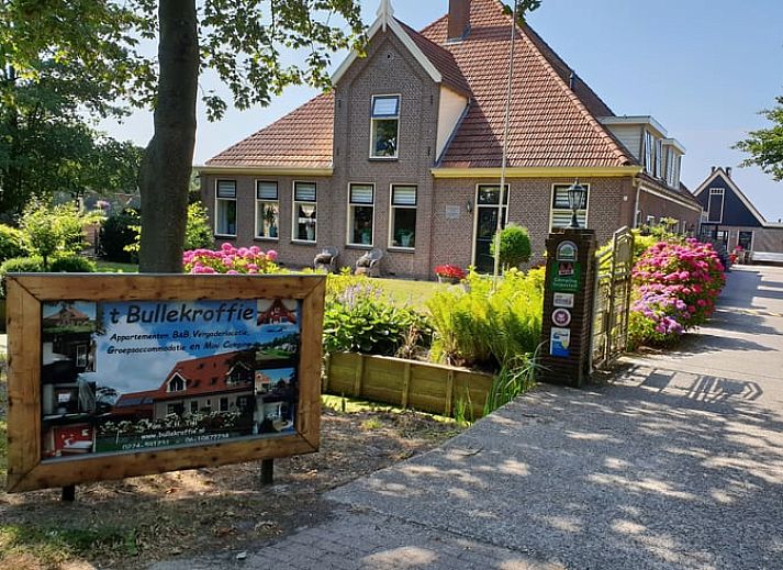Open keuken en slaapgedeelte in Huisje in Oudesluis, vakantiehuis in Noord-Holland met landelijke inrichting.