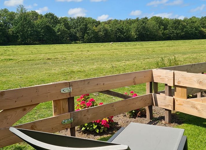 Open keuken en slaapgedeelte in Huisje in Oudesluis, vakantiehuis in Noord-Holland met landelijke inrichting.