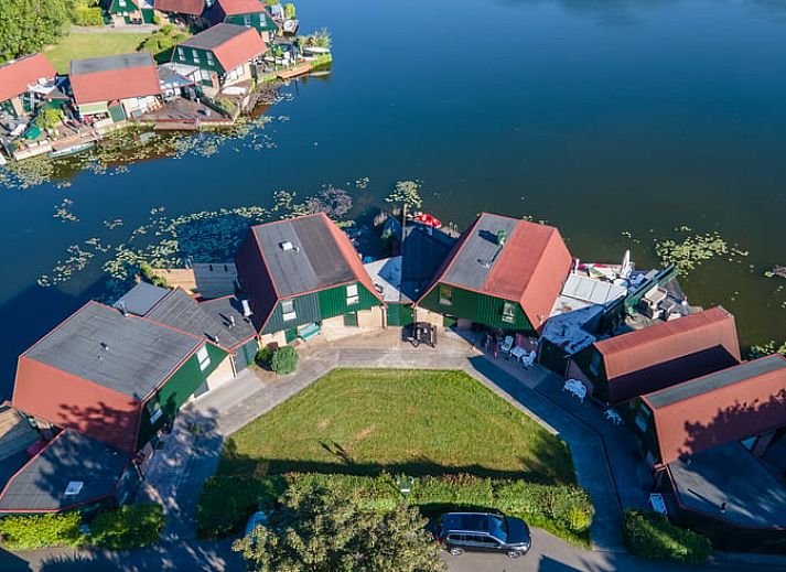 Geniet van een prachtig uitzicht op het water vanaf het terras van Vakantiehuisje in Nieuwe Niedorp, Noord-Holland noord.