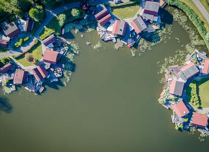 Geniet van een prachtig uitzicht op het water vanaf het terras van Vakantiehuisje in Nieuwe Niedorp, Noord-Holland noord.