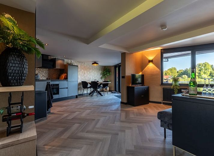 Geniet van een prachtig uitzicht op het water vanaf het terras van Vakantiehuisje in Nieuwe Niedorp, Noord-Holland noord.