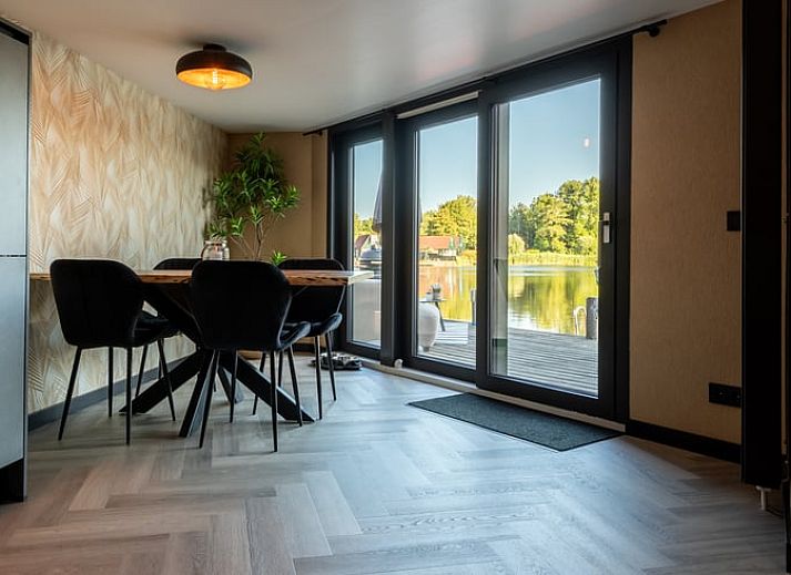 Geniet van een prachtig uitzicht op het water vanaf het terras van Vakantiehuisje in Nieuwe Niedorp, Noord-Holland noord.