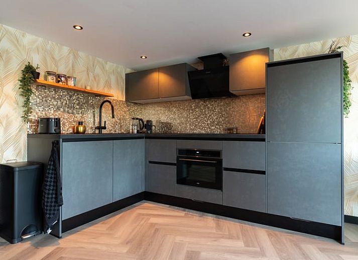 Luchtfoto van de charmante locatie van Vakantiehuisje in Nieuwe Niedorp, omgeven door water en natuur in Noord-Holland noord.