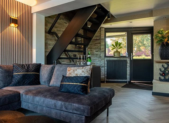 Luchtfoto van de charmante locatie van Vakantiehuisje in Nieuwe Niedorp, omgeven door water en natuur in Noord-Holland noord.