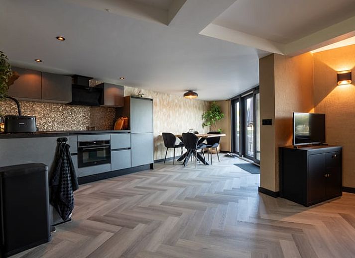 Moderne binnenruimte van Vakantiehuisje in Nieuwe Niedorp met stijlvolle inrichting en uitzicht op het water in Noord-Holland noord.