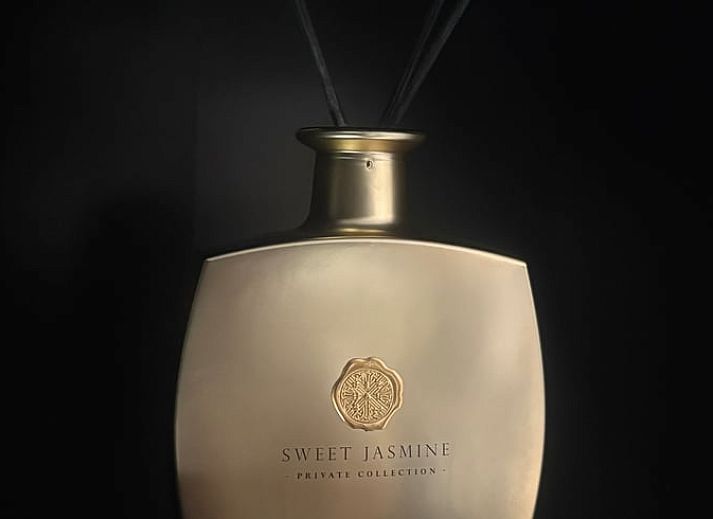 Moderne binnenruimte van Vakantiehuisje in Nieuwe Niedorp met stijlvolle inrichting en uitzicht op het water in Noord-Holland noord.