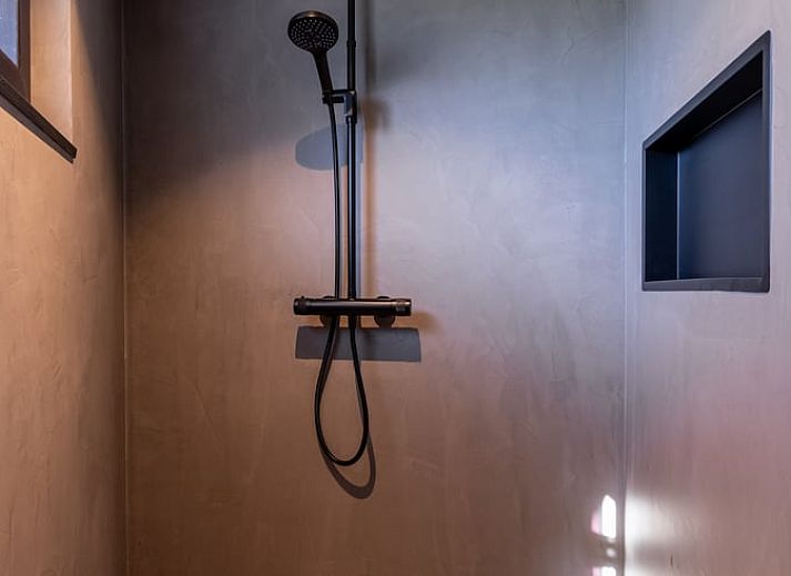 Moderne binnenruimte van Vakantiehuisje in Nieuwe Niedorp met stijlvolle inrichting en uitzicht op het water in Noord-Holland noord.