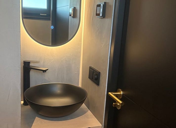 Moderne binnenruimte van Vakantiehuisje in Nieuwe Niedorp met stijlvolle inrichting en uitzicht op het water in Noord-Holland noord.