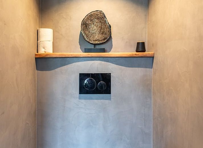 Moderne binnenruimte van Vakantiehuisje in Nieuwe Niedorp met stijlvolle inrichting en uitzicht op het water in Noord-Holland noord.