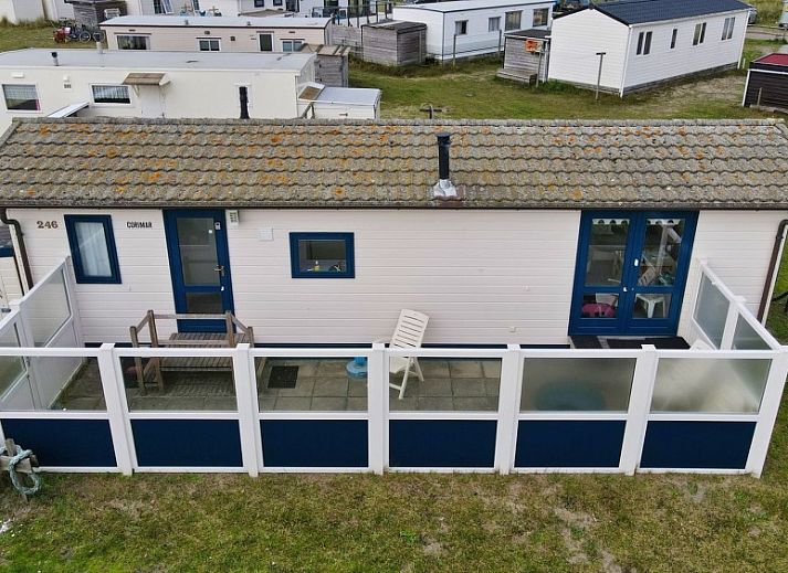CORIMAR chalet in Ballum, Ameland met moderne buitenkant en omheind terras.