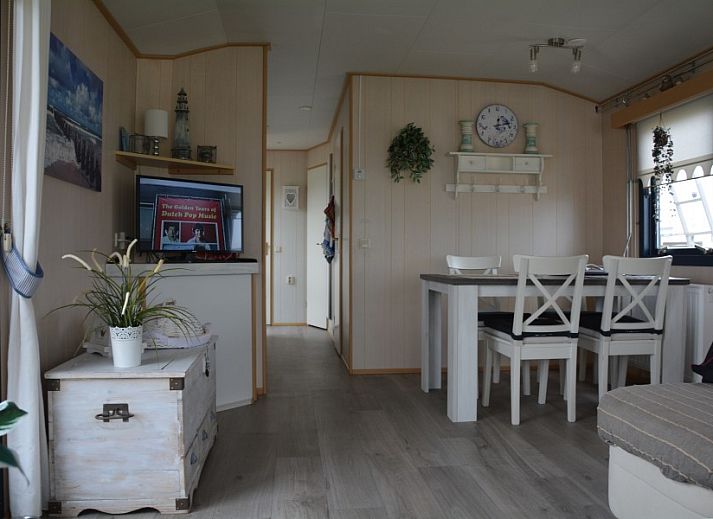 CORIMAR chalet in Ballum, Ameland met moderne buitenkant en omheind terras.